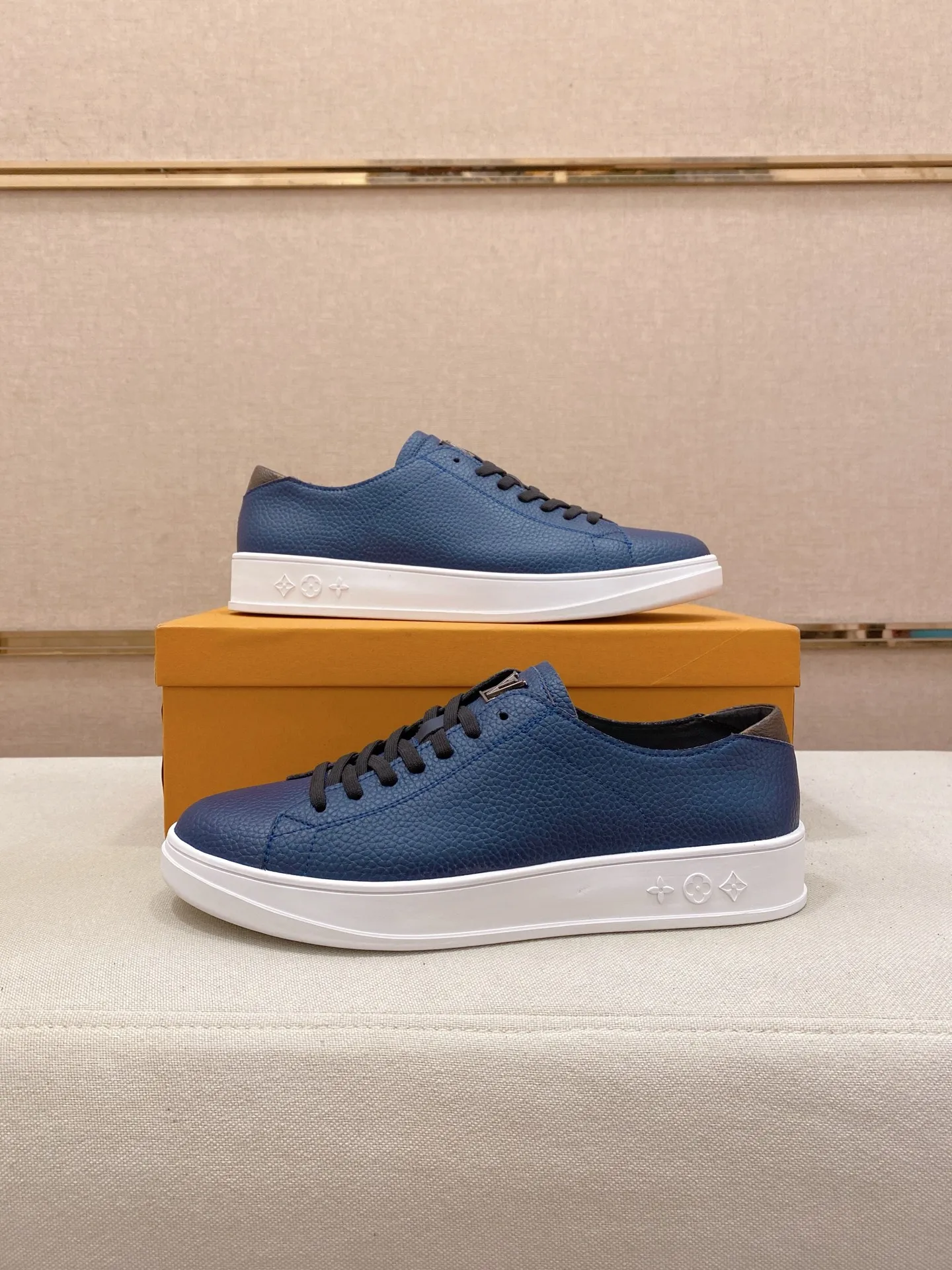 Men's shoes💰 440💰louis vuitton (Louis Vuitton/lv) top 🔍🔍 new models are on sale at the same time at the counter. The upper 🇮🇹 is imported from Italy first-layer cowhide, and the lining is fully imported sheepskin 💪💪, completely 1⃣️ to 1 ⃣️Re-engraved🇮🇹💪💪, ⚠Sole: The original sole is specially provided by the original factory, the exclusive movable molded sole is super comfortable, ⚠The original factory follows the order, 🔍🔍high quality, you can enter and exit the counter at will, welcome to compare⚠. Code number:38-44